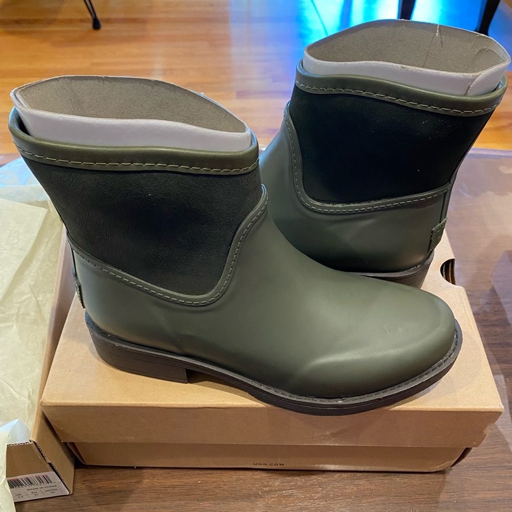 New in Box - UGG Paxton boots dark green size 6